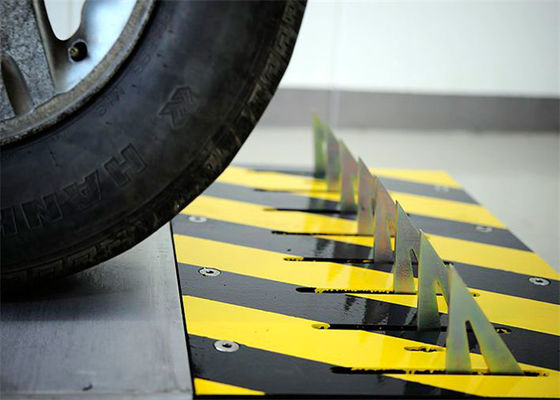 Yol Güvenliği 304 paslanmaz çelik çivilerle iki yönlü lastik öldürücü 40 ton ağırlık kapasitesi ve 2 saniye kaldırma süresi